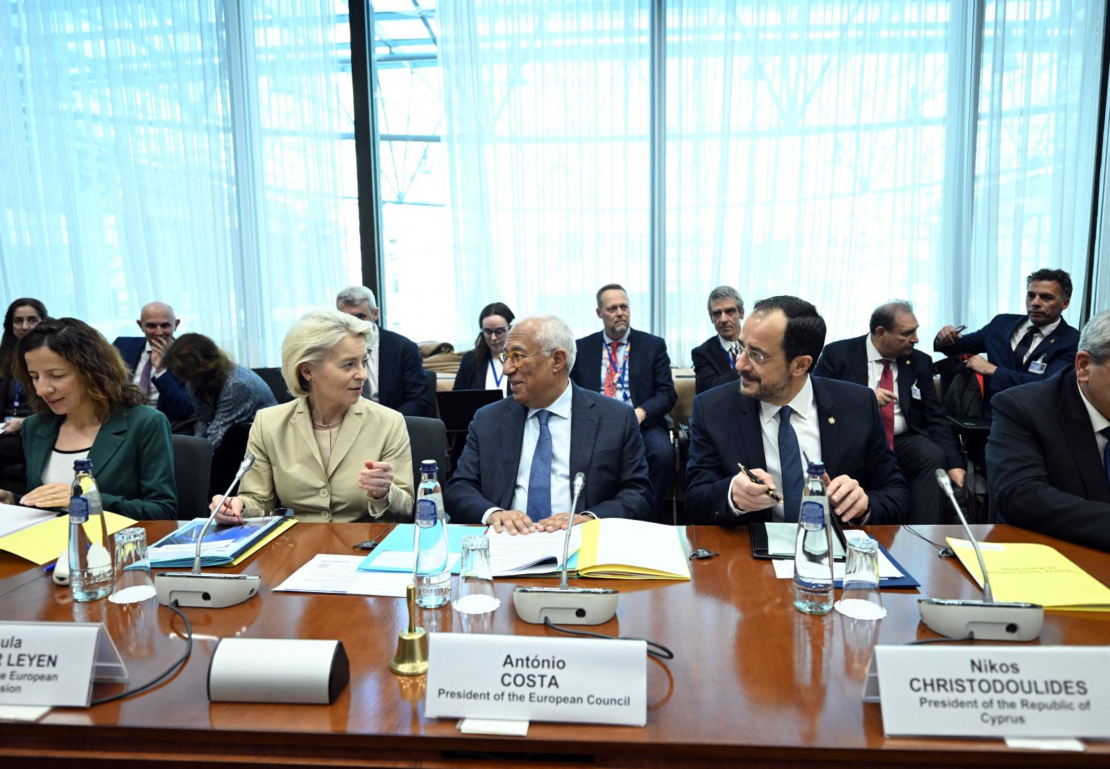 Huszonöt pár csizma Orbán Viktor mellkasán