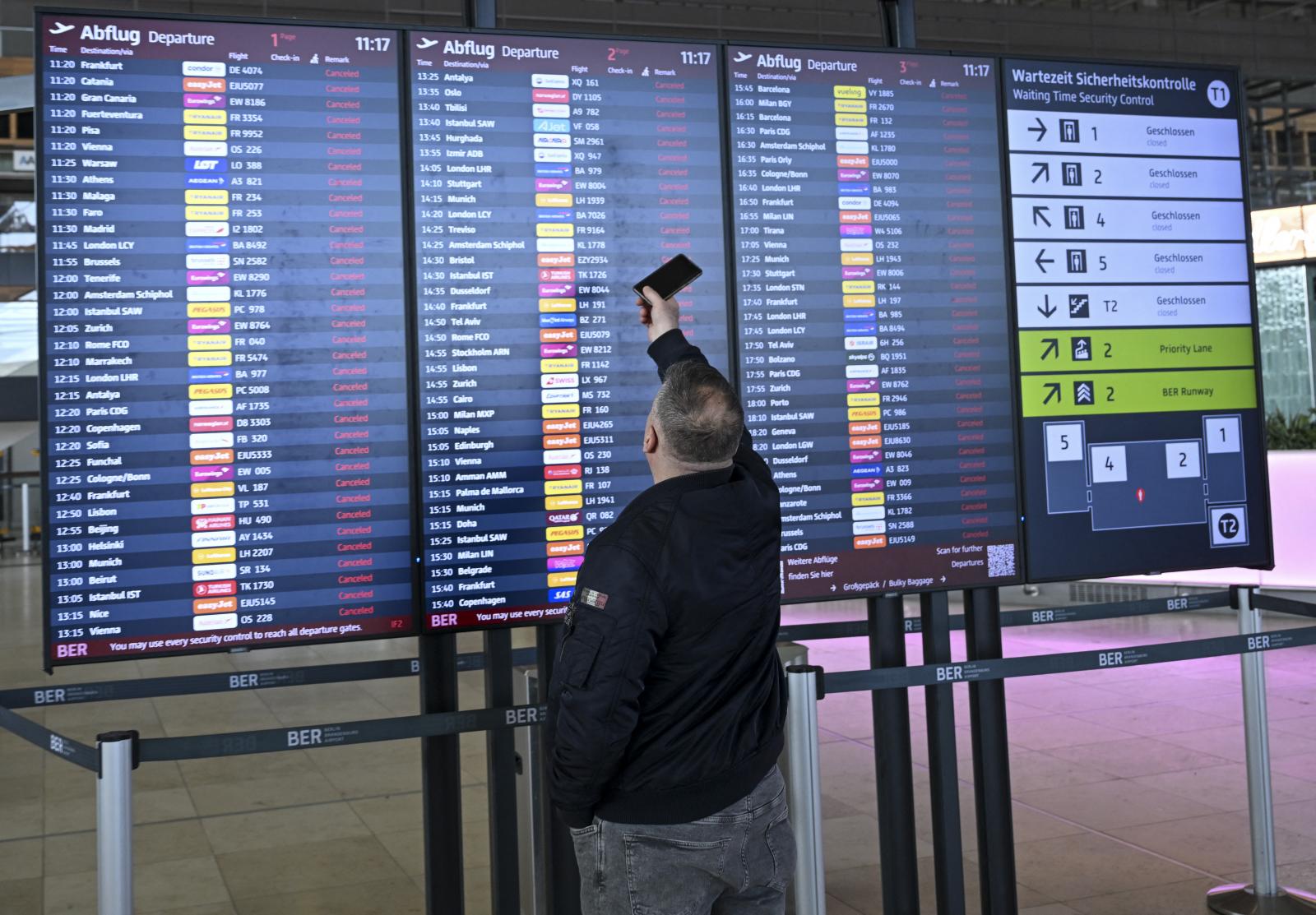 Véget ért a sztrájk, pótjáratokkal indult újra a forgalom a berlini repülőtéren