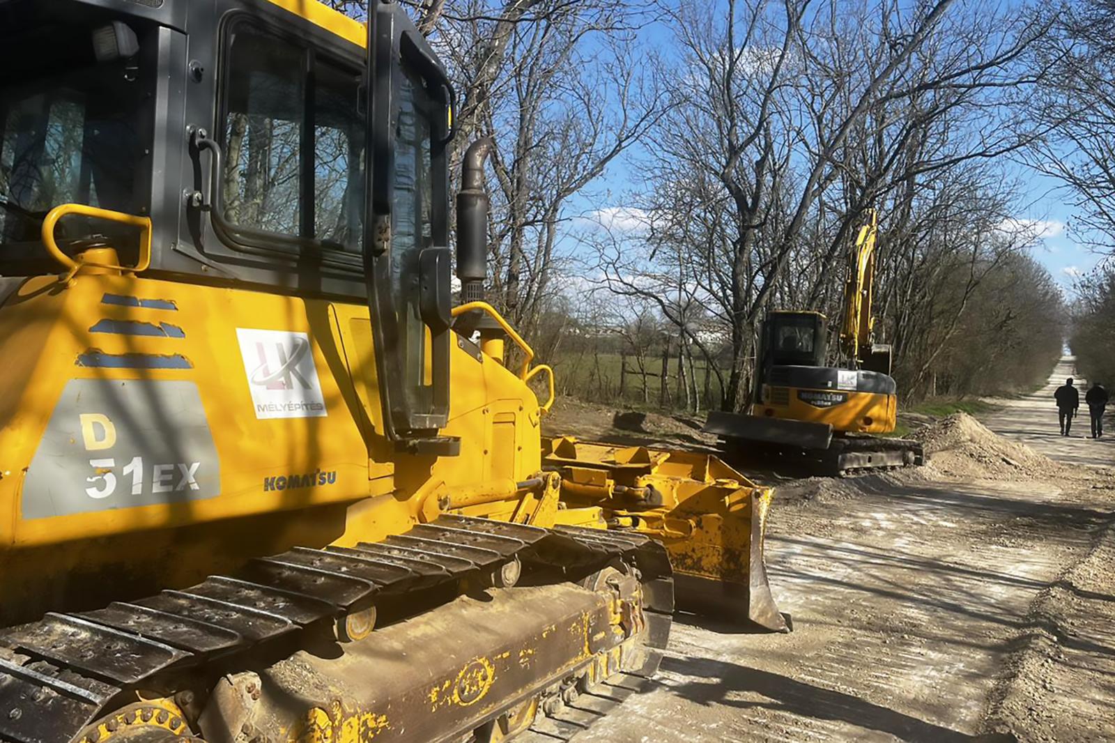 Hadházy Ákos: Tükörsimára egyengették a Hatvanpusztára vezető bekötőutat