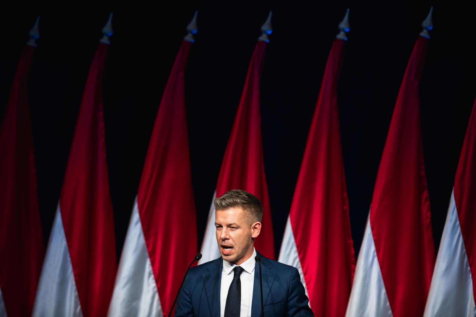 Magyar Péter: Orbán Viktor valljon színt, hogy fog-e tárgyalni az amerikai alelnökkel magyar katonák Iránba küldéséről Budapesten