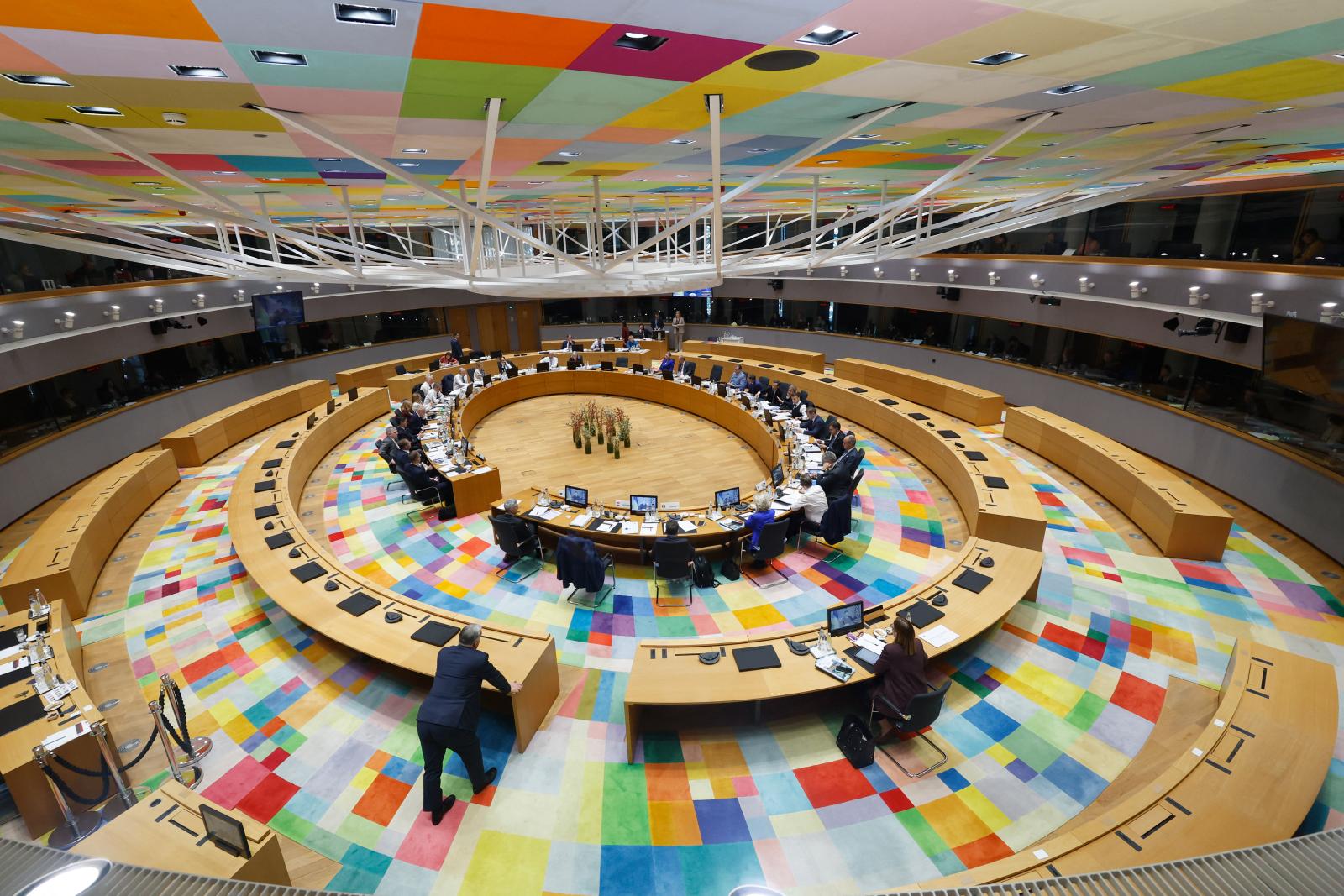 Orbán Viktor demonstratívan félrevonult, amikor Volodimir Zelenszkij videón bejelentkezett az EU-csúcsra