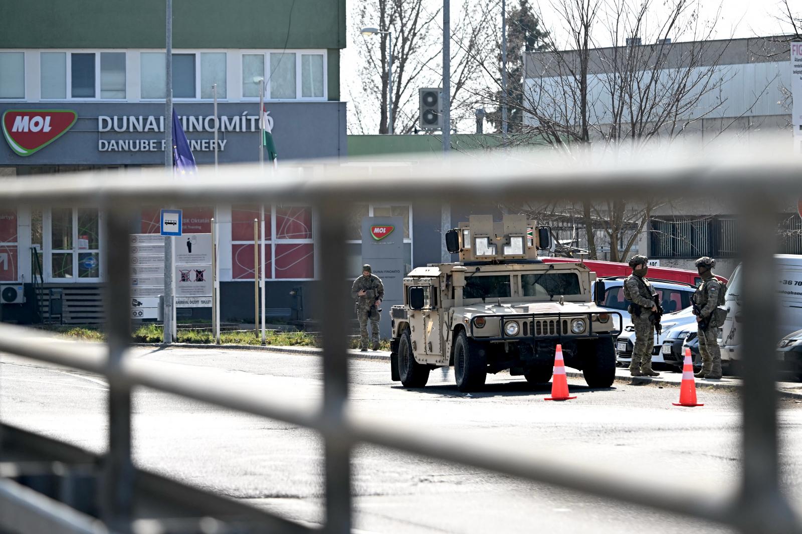 Fegyveresek őrzik a Mol százhalombattai finomítóját. Az orosz olajra beállított üzem, bár kisebb nyereséghányaddal, de azonnal képes lenne más fajták feldolgozására is