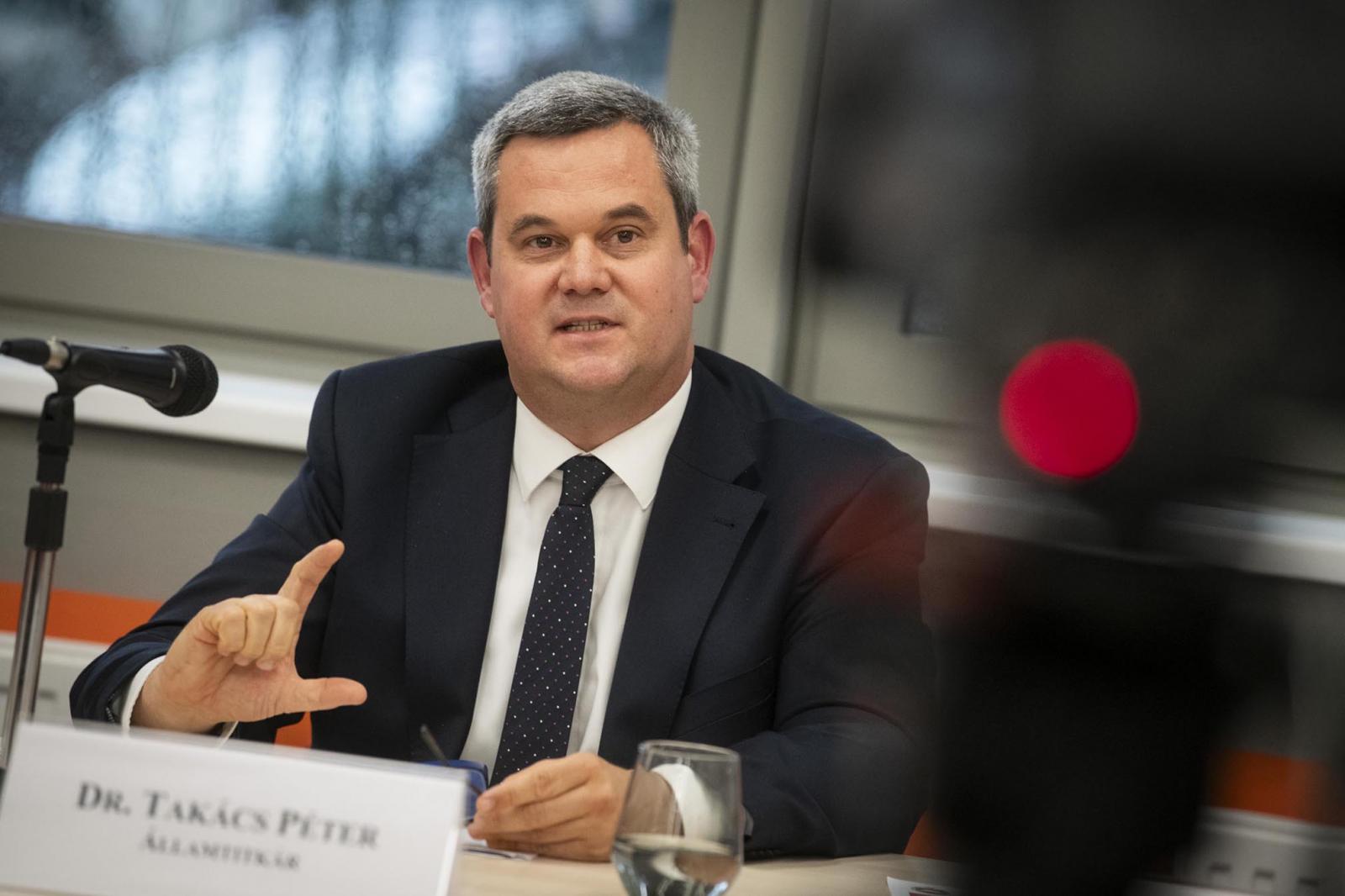 Takács Péter megy, de parlamenti választás előtt két héttel tart még egy szakdolgozói bértárgyalást