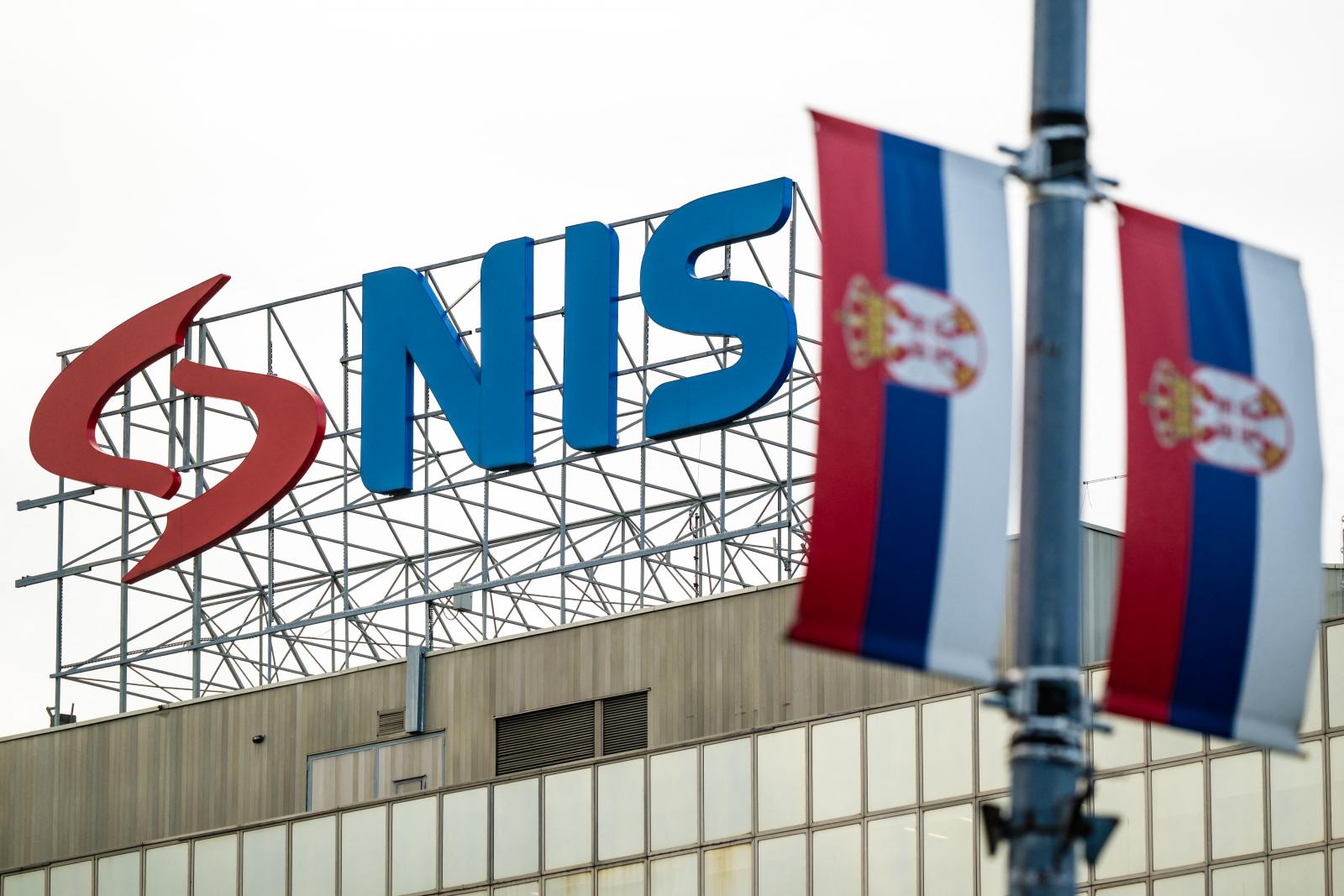 Április közepéig meghosszabbították a Szerbiai Kőolajipari Vállalat működési engedélyét