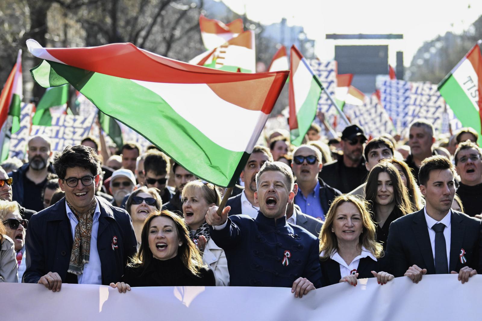 Magyar Péter azt üzente „az orbáni maffiának”, hogy nem hátrál meg, hiába fenyegetik halálosan, zsarolják és támadják a családját