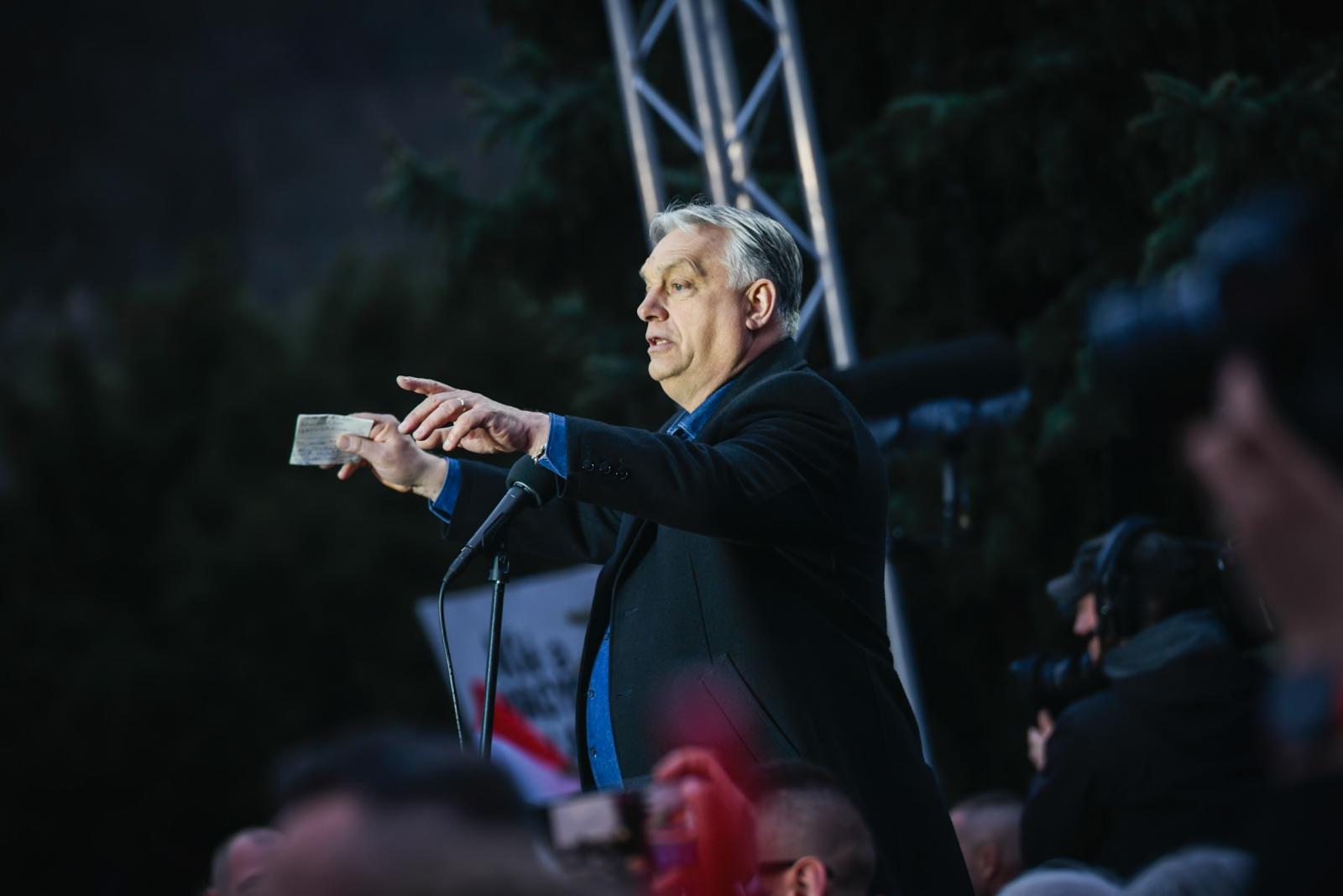 Újra Orbán Viktor arcképével plakátolják tele az Magyarországot