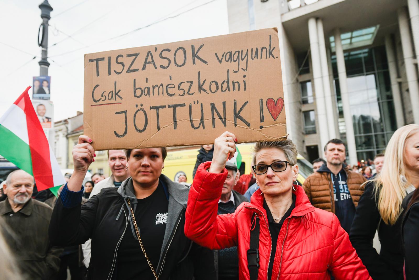 Jól szervezett csapatot állítottak rá Orbán Viktor országjárásán az ellentüntetőkre