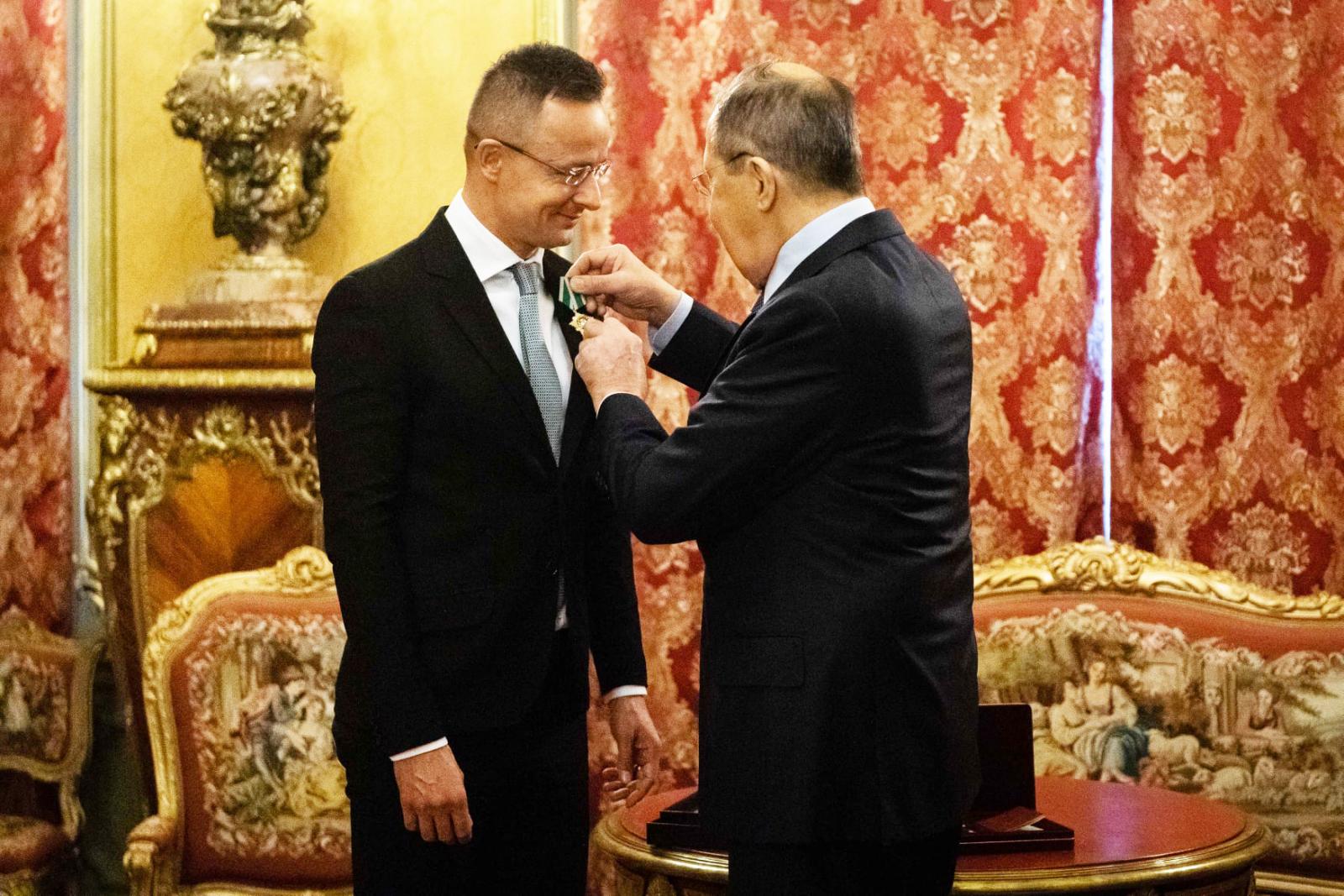 Diplomáciai jelentések szerint Szijjártó Péter rendszeresen egyeztetett telefonon Szergej Lavrovval az uniós tanácskozások szüneteiben