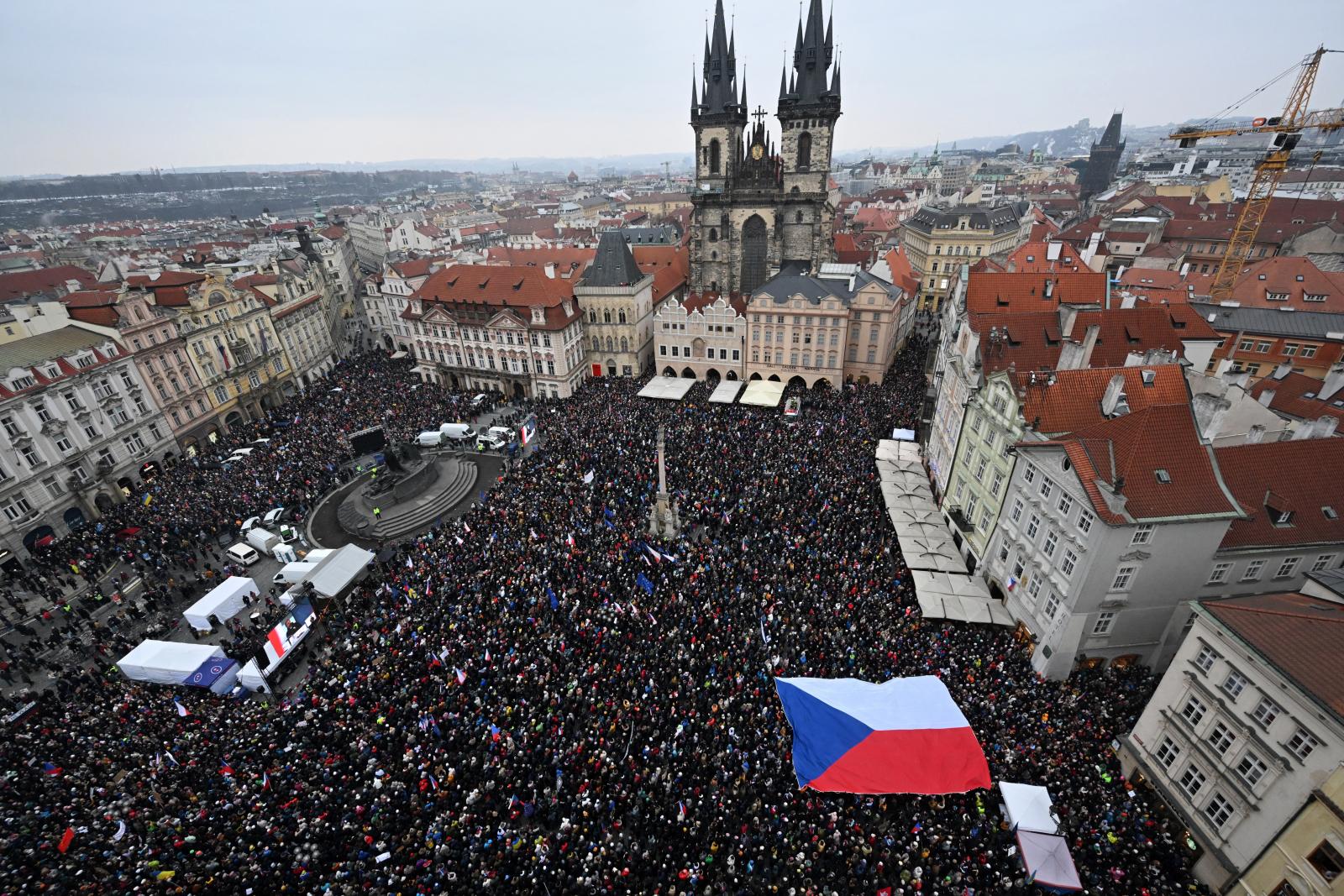 Több százezer ember tüntetett Prágában a Babiš-kormány ellen a közmédia és a jogállamiság védelmében