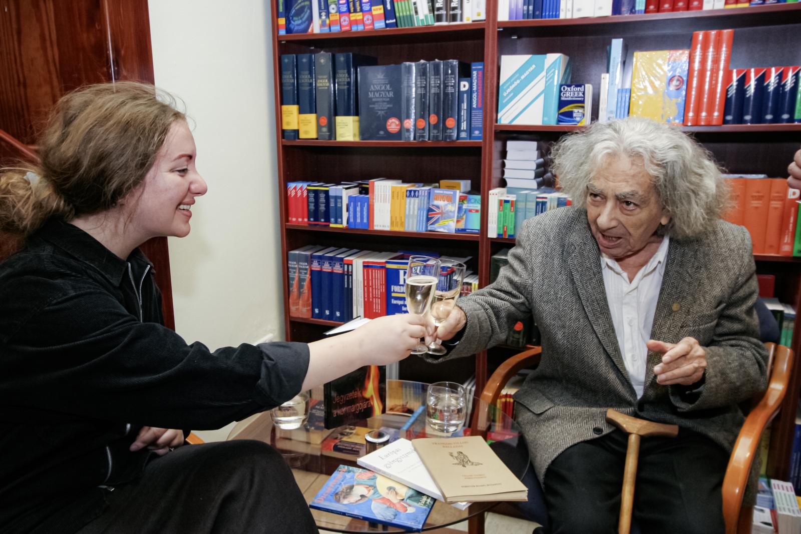 Körülírt terület, avagy Faludy botja Madarassy szobrában