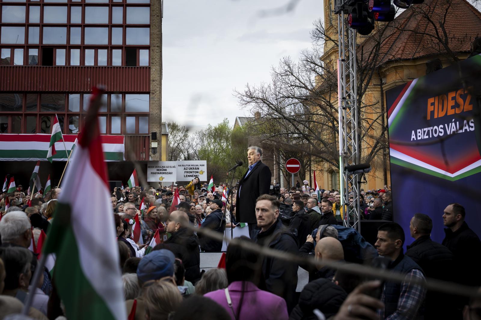 Füttykoncerttel, mocskosfideszezéssel fogadták Orbán Viktort Hódmezővásárhelyen, a miniszterelnök visszaszólt