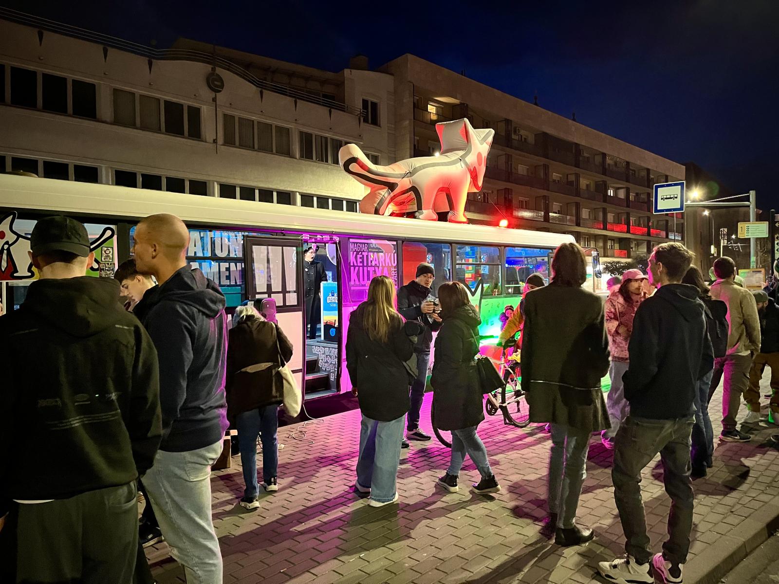 A Kutyapárt kampánybuszával látogatott Keszthelyre és Zalaegerszegre