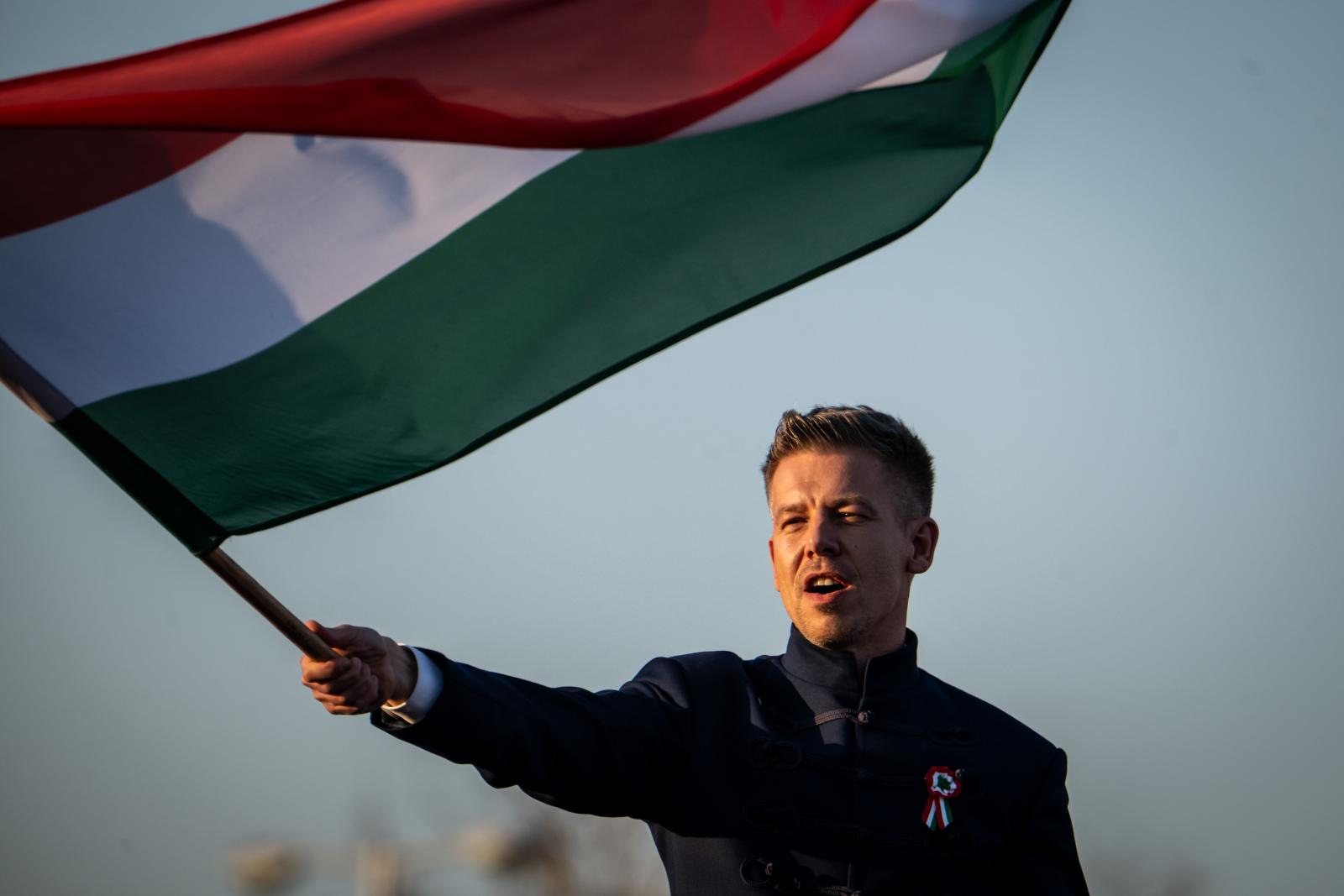 A cikk Orbán-rendszerkritikát tartalmaz, de nem megfelelő tényszerű feldolgozásra