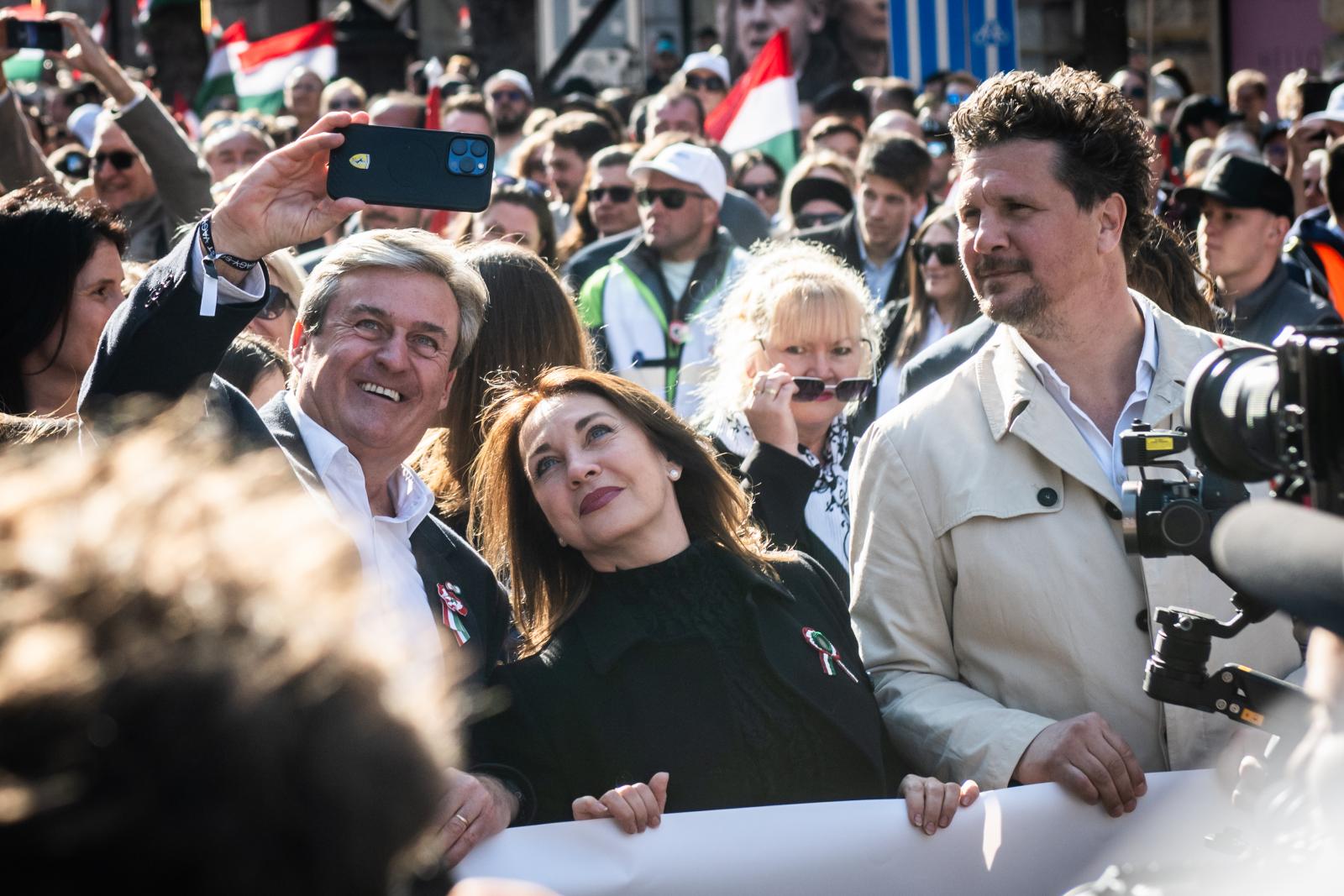 Gyorsan feljöttek a politikai újonc tiszás képviselőjelöltek, sok helyen már előzik a fideszes riválisokat a Facebook-követők számában