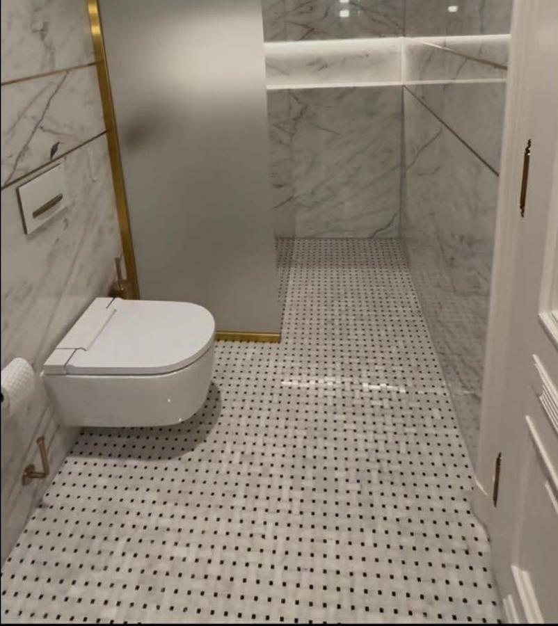 Itt vannak a fotók Matolcsy György harmincmilliós jegybankelnöki mosdójáról