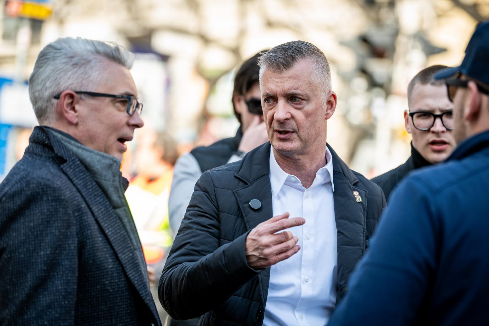 Apák és fiúk, lányok – Csúcsra járatják a fideszes nepotizmust a Szijjártó Péter vezette külügyben