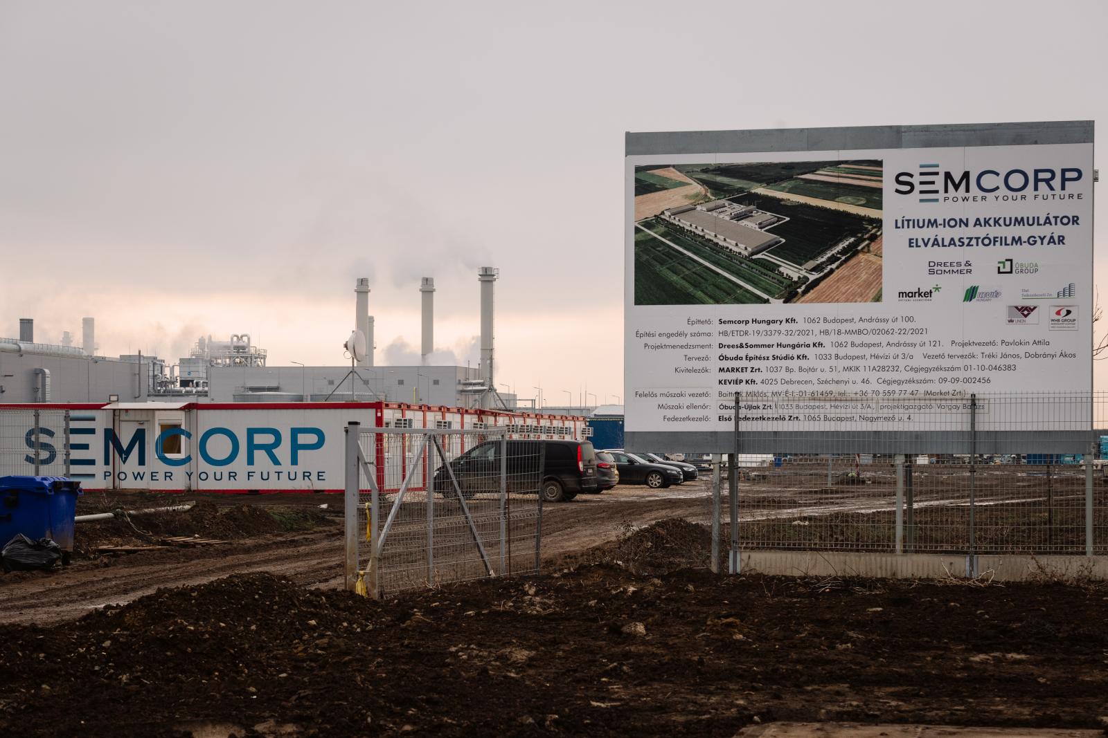 Oldószereket és vegyszereket találtak Debrecen egyik akkuipari üzeme melletti vízfolyásban