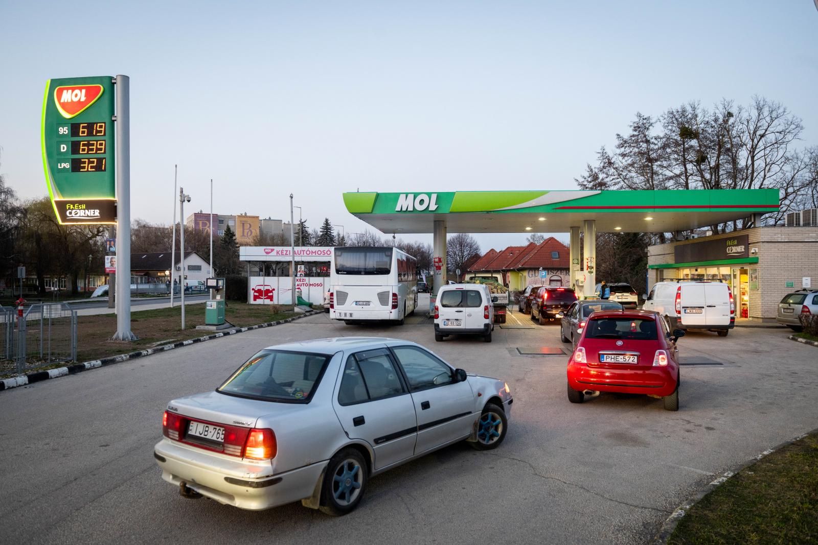 Nem enged az Orbán-kormány, nem csökkentik a benzin kiskereskedelmi adóját