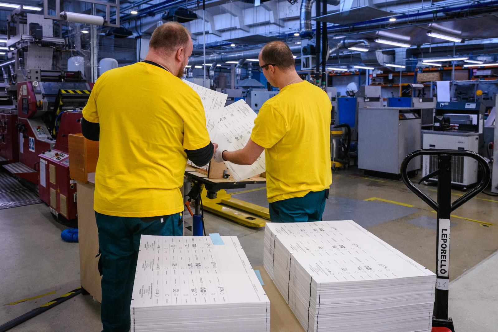 Orbán Viktor kampánylevelét kézbesítik a külföldön élő magyar levélszavazóknak, akár több tízezer halott is lehet a névjegyzékben