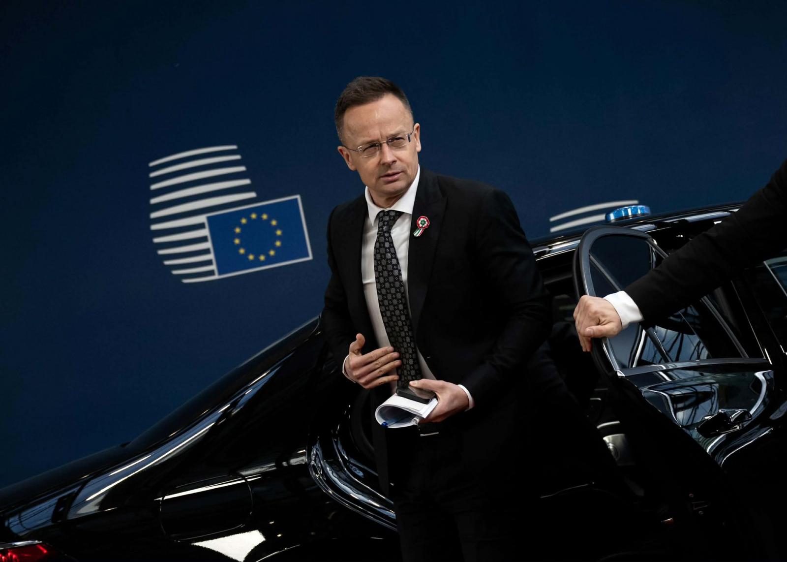 Támadással védekezik az Orbán-kormány, hogy fedezze Szijjártó Péter kapcsolatát az oroszokkal