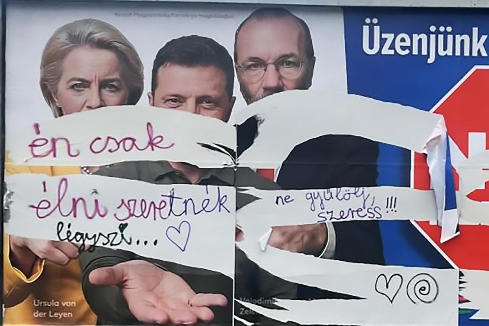 „Boldog és szabad szeretnék lenni” - írta fel a megrongált kormányplakátra egy tanárnő, gyanúsítás lett a vége