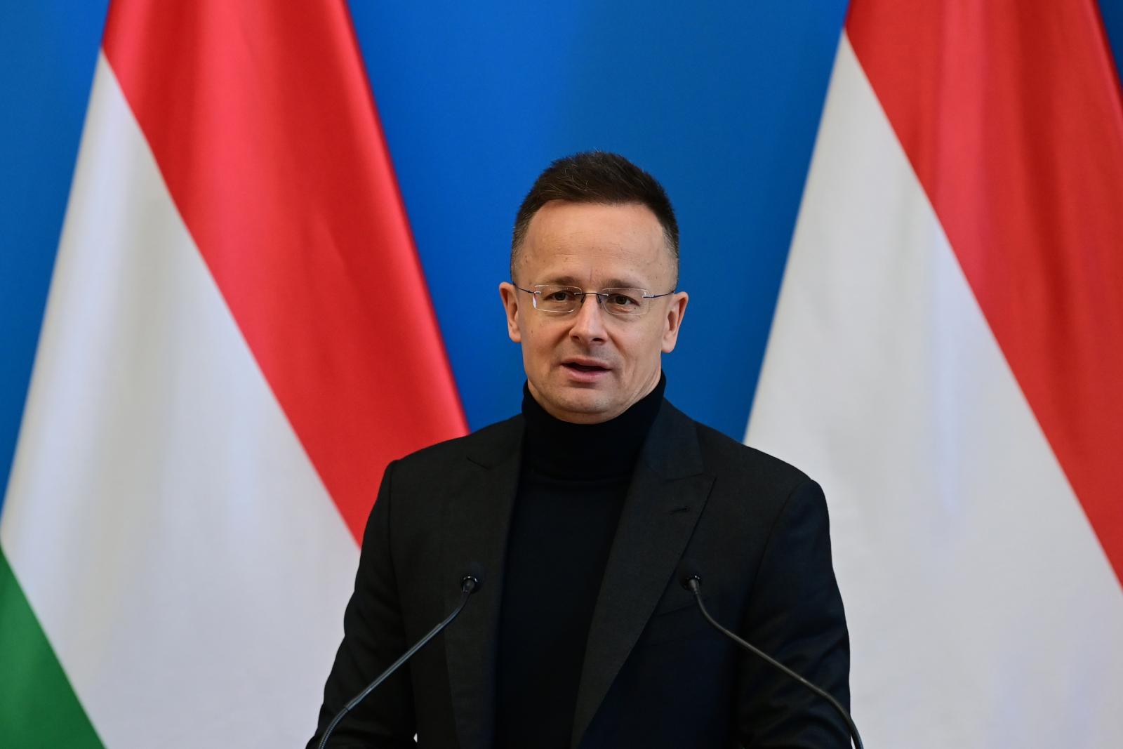 Donald Tusk szégyennek nevezte Szijjártó Péter beismerését, a külügyminiszter álhírt emleget