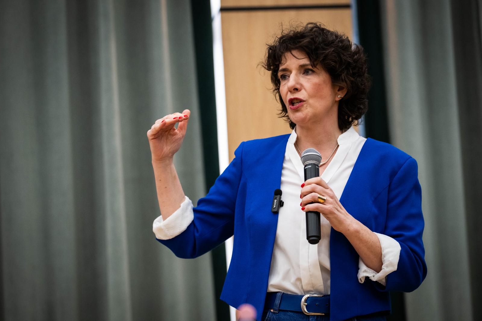 Dobrev Klára bejelentette, hogy három körzetben visszalépnek a DK-s jelöltek