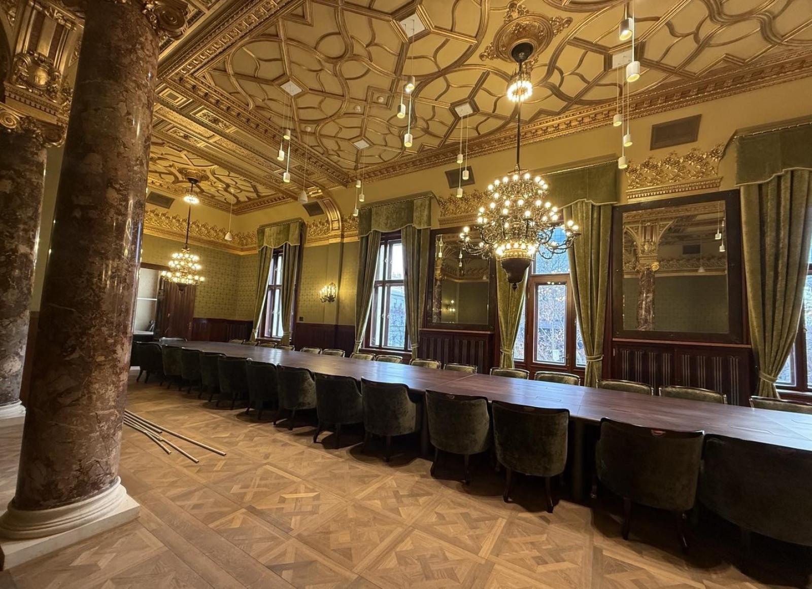 Négyszáz milliós üvegfalak, több mint egymilliós székek – Most a felújított MNB-székház luxustárgyalóiról tett közzé fotókat Hadházy Ákos