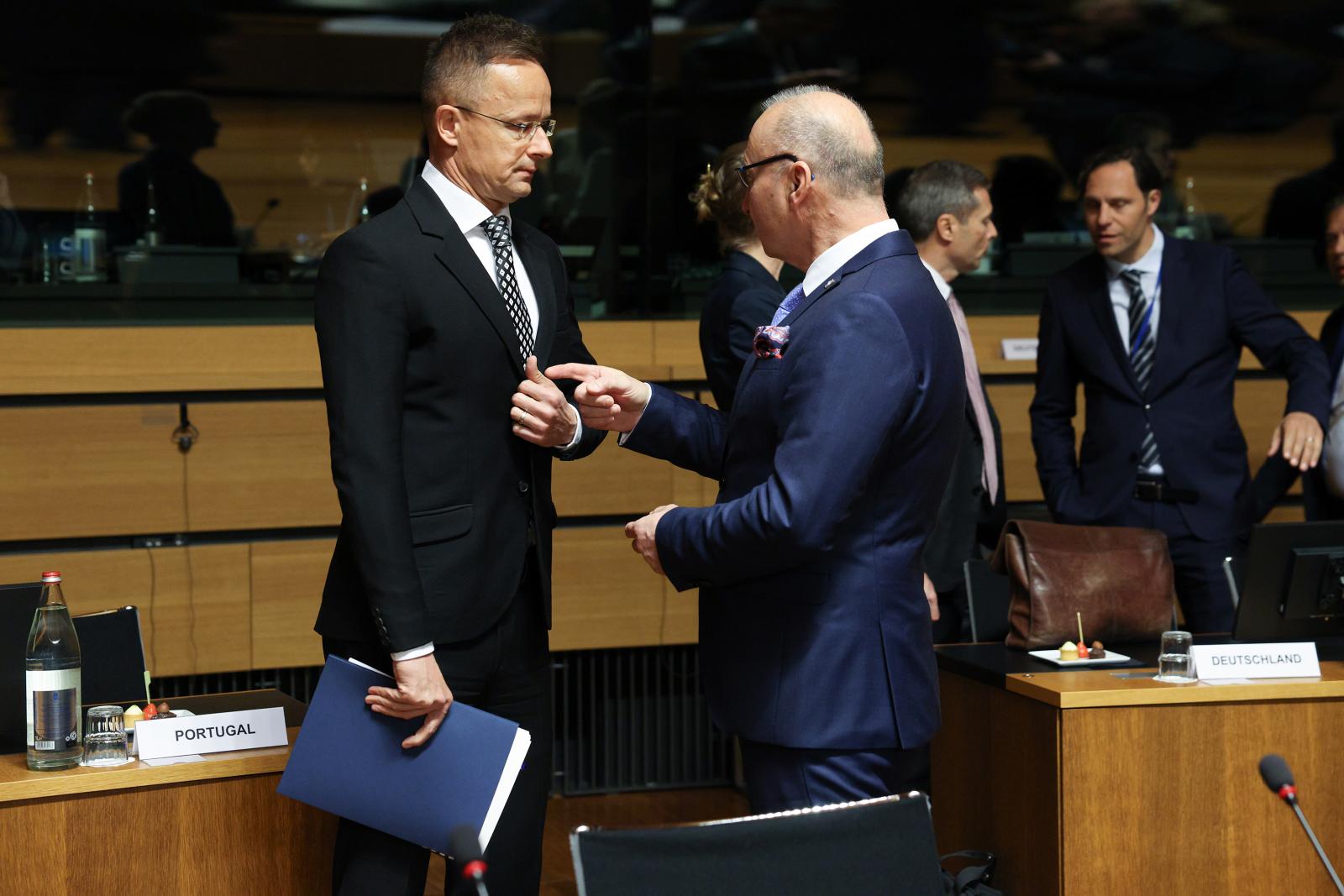 Az EU Tanácsa: A szakmai titoktartás szabályai vonatkoznak Szijjártóra