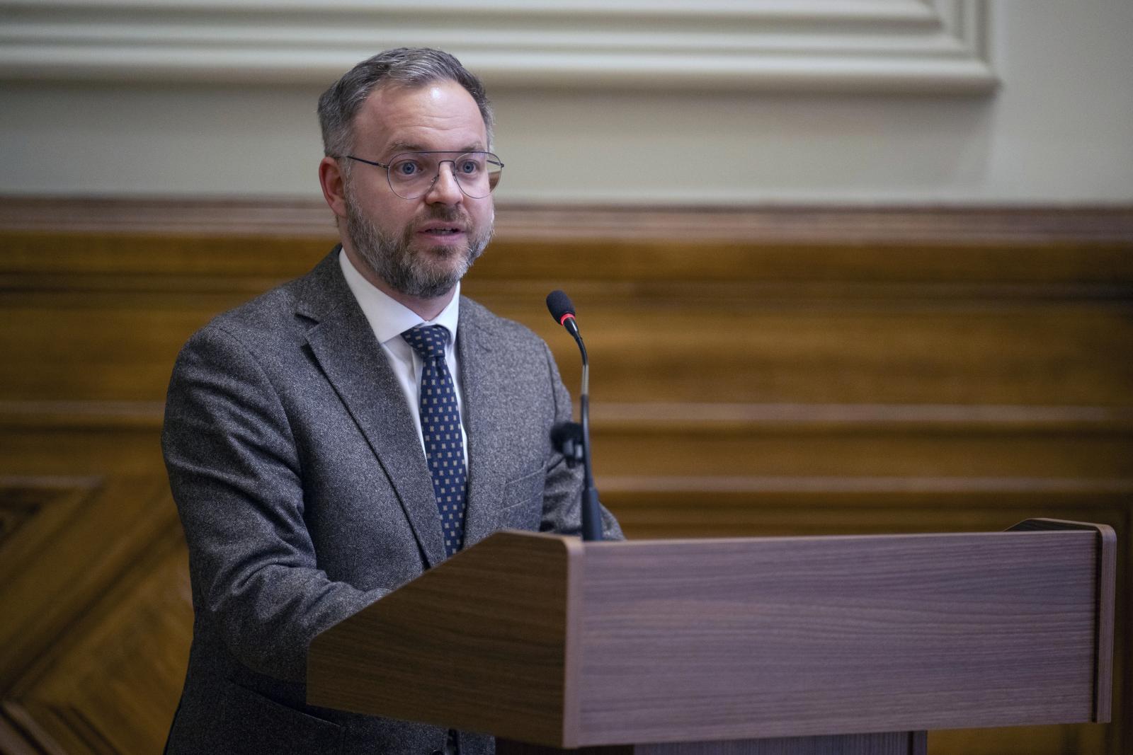 „Egy kém vagy, ember” – Orbán Balázs személyeskedő stílusban üzent Panyi Szabolcsnak