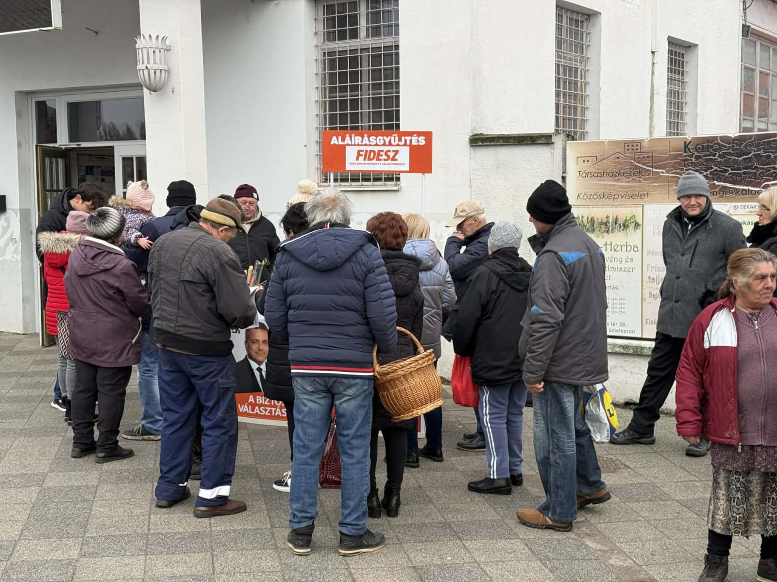 Munkaidőben gyűjtötték az aláírásokat a fideszes jelöltnek az Esztergomi Járási Hivatal munkatársai