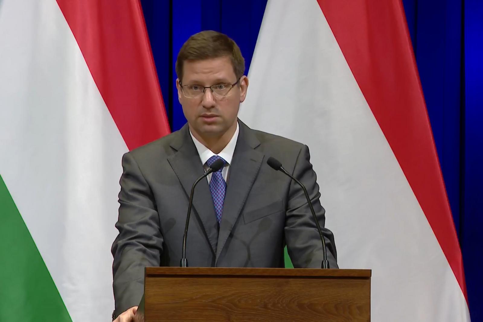 Gulyás Gergely kissé belegabalyodott a Tisza Párt elleni titkosszolgálati akció ellentmondásainak a feloldásába