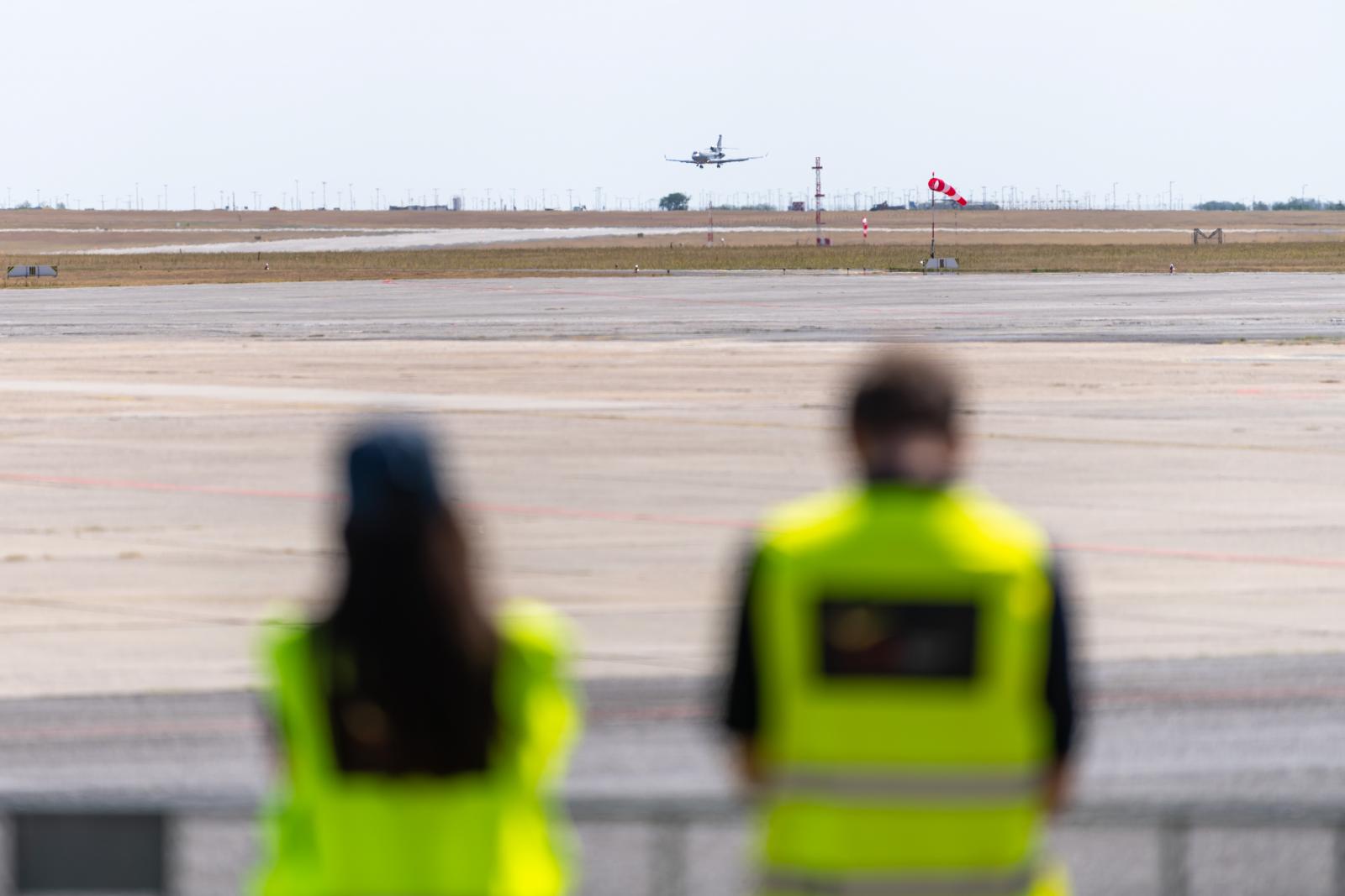 Panyi Szabolcs: Magyar kormányzathoz köthető repülőgépeken nagy mennyiségű készpénz, illetve drágakő érkezhetett Oroszországból