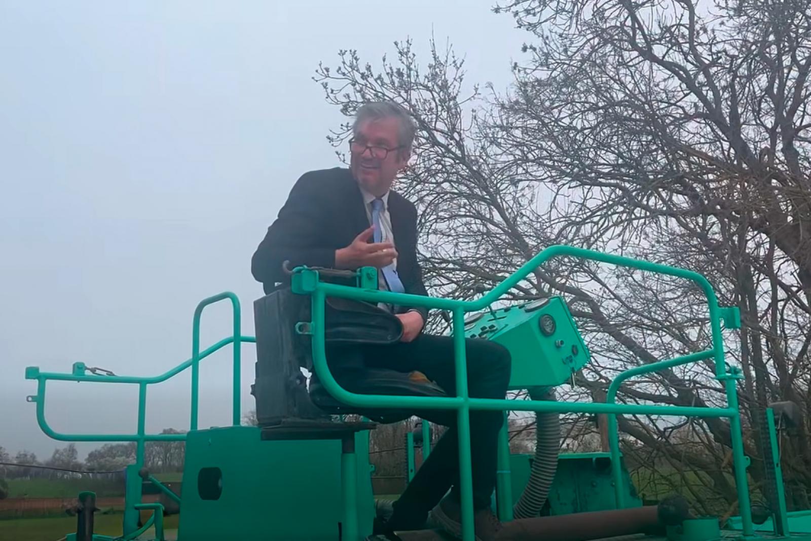 Hadházy Ákos szerint még a parlamenti választás előtt lebetonozhatják földutat a hatvanpusztai Orbán-birtoknál