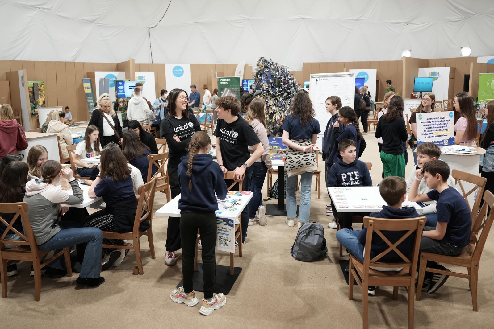 A magyarázatokkal kísért kis kiállítások megtekintése mellett foglalkozásokon is részt vehettek a gyerekek