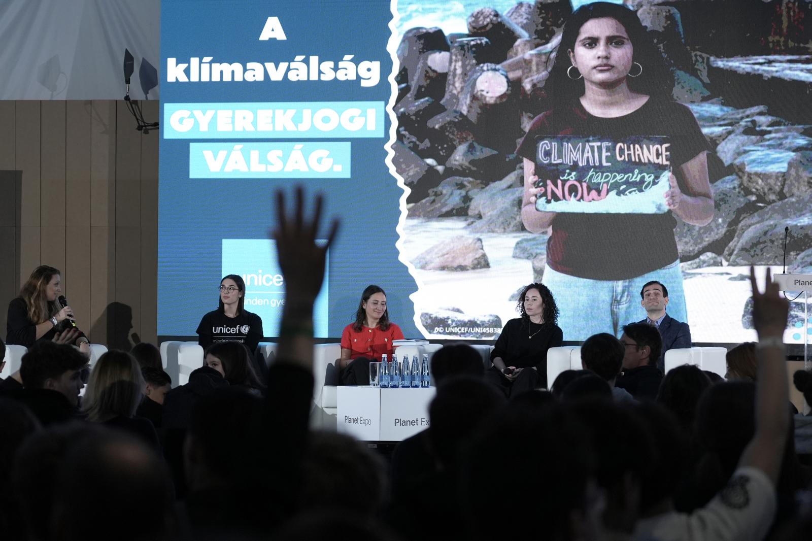 Szorongó hősök konferenciája