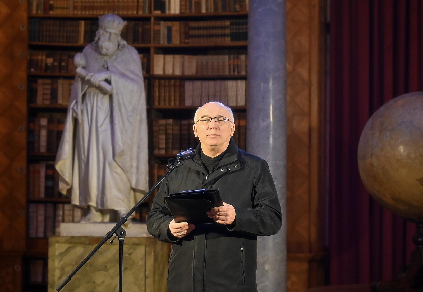 Bocsánatot kért a pannonhalmi főapát, miután szerepelt a fideszes jelölt kampányújságában