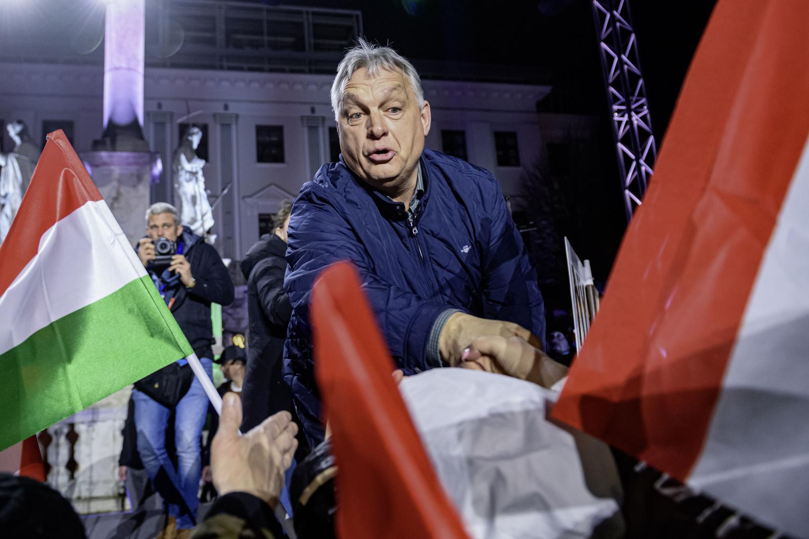 Fantasztikus esténk volt – búcsúzott Orbán Viktor Győrtől, a tömeg egy részén végigfutott az undor