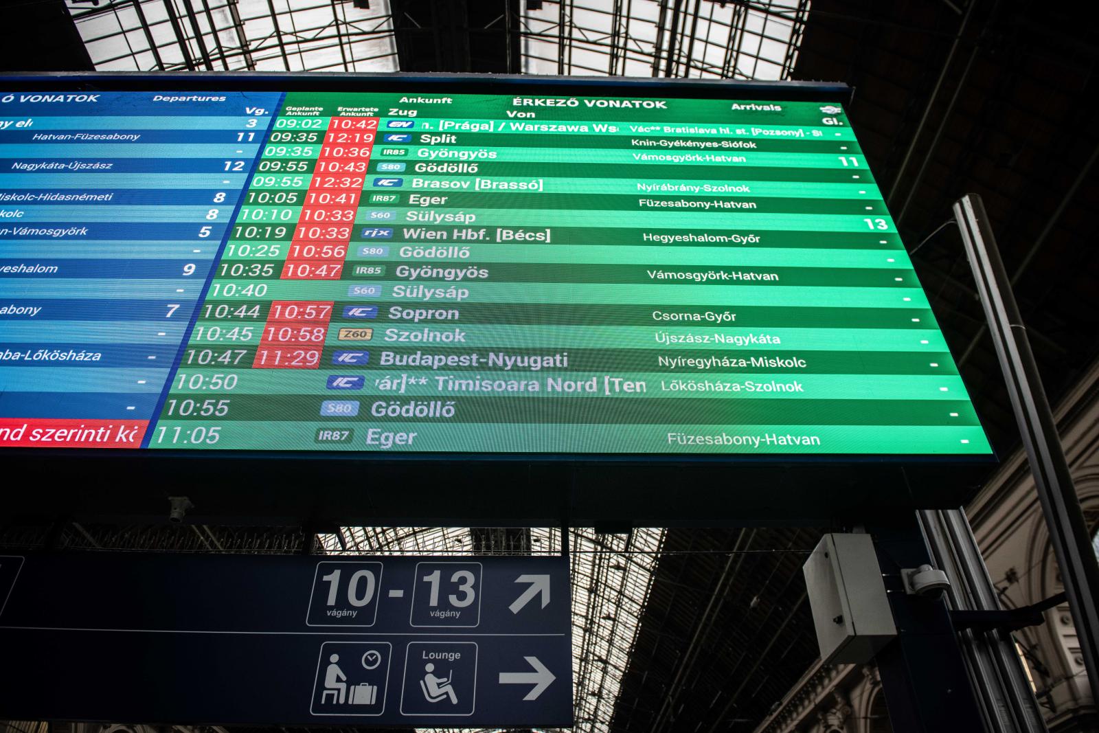 Másképp járnak a vonatok és egyes BKK-járatok az óraátállítás miatt