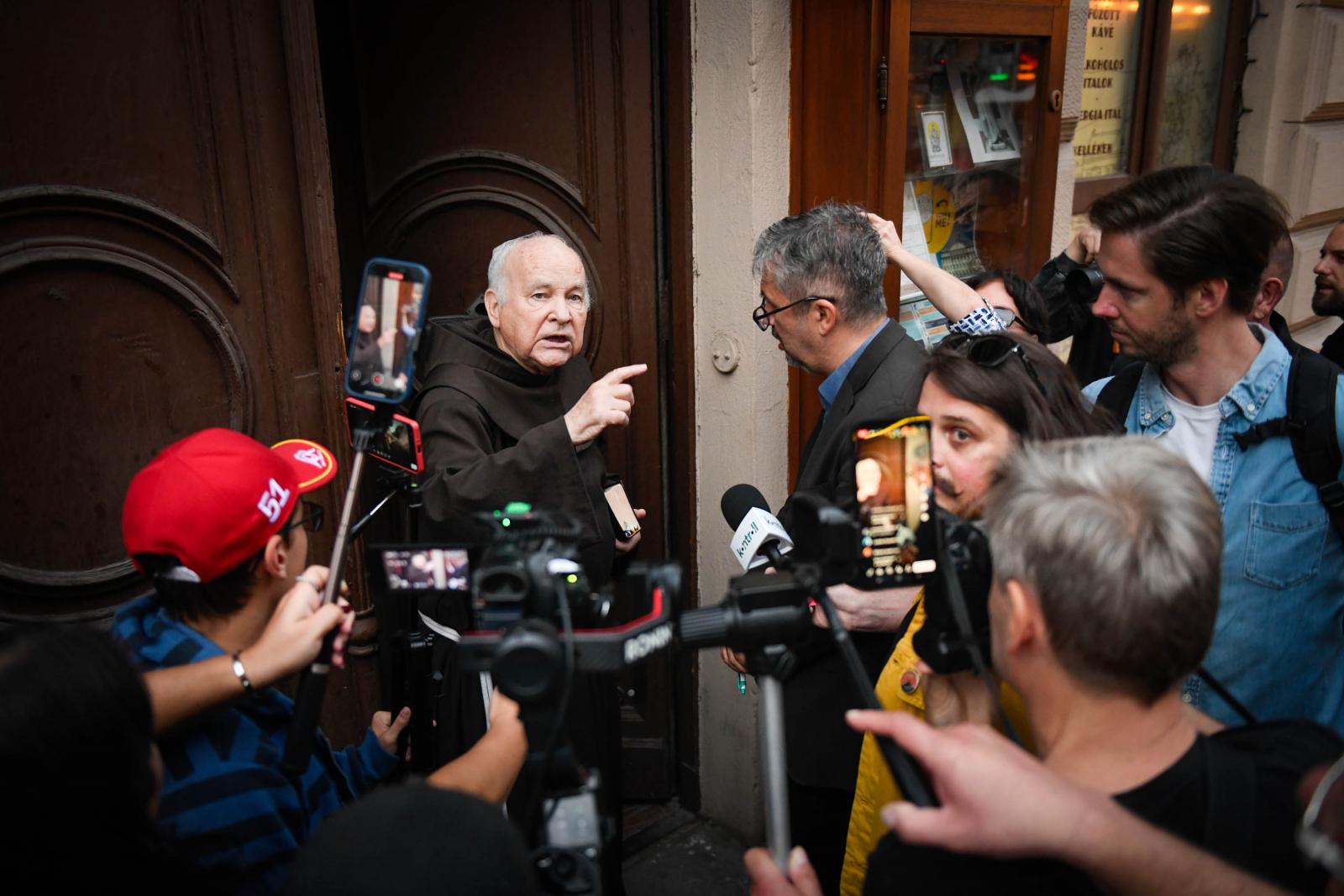 Megsemmisítette a Hadházy Ákos mellett tüntető, ferences pappal vitázó demonstrálók büntetéseit a bíróság