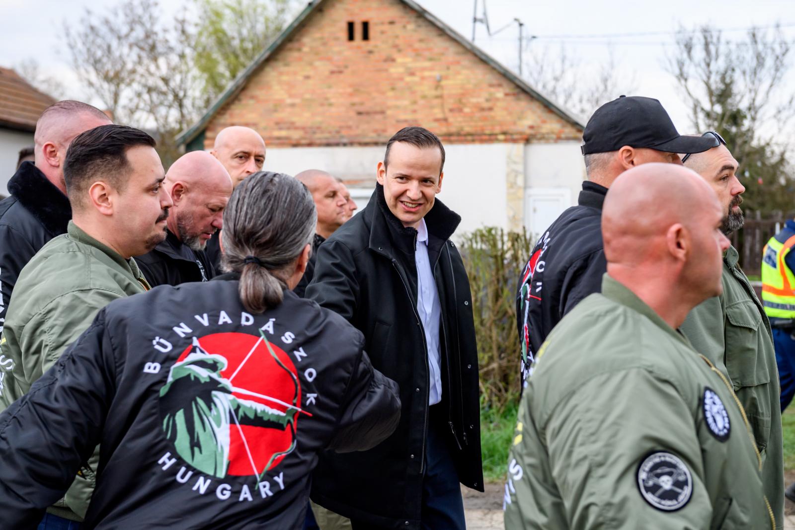 „Vége, takarodó, börtönbe mennek…!” – Erődemonstrációt tartott Kállón a magyar szélsőjobb, Toroczkai László elszámoltatná Magyar Pétert is