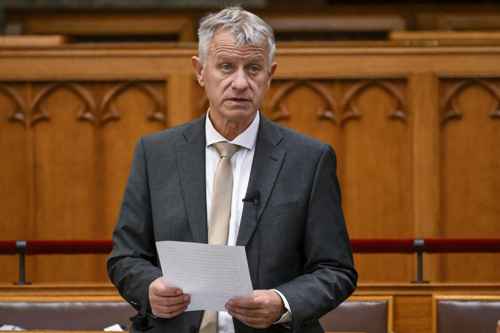 A Fidelitas móri elnöke szerint a térségi fideszes parlamenti képviselő, Törő Gábor a törvények felett áll