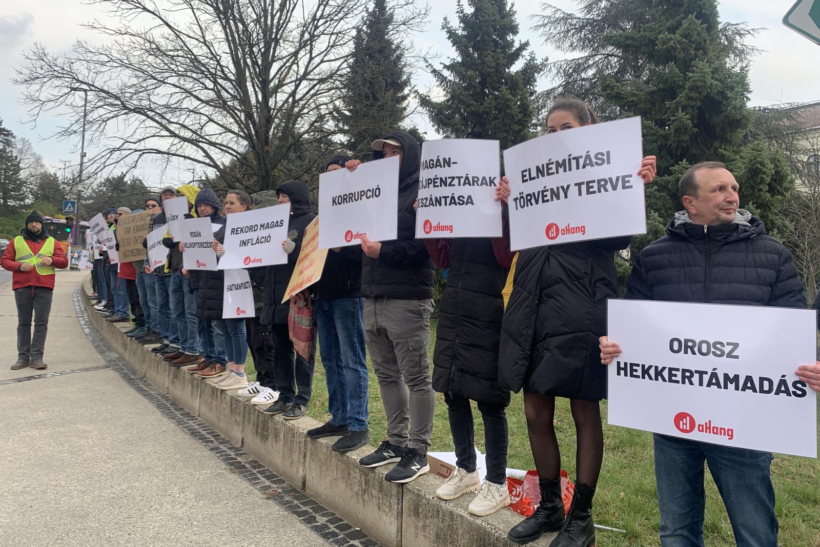 Kővel és tojással dobálták meg az aHang aktivistáit Veszprémben Orbán Viktor fellépése előtt