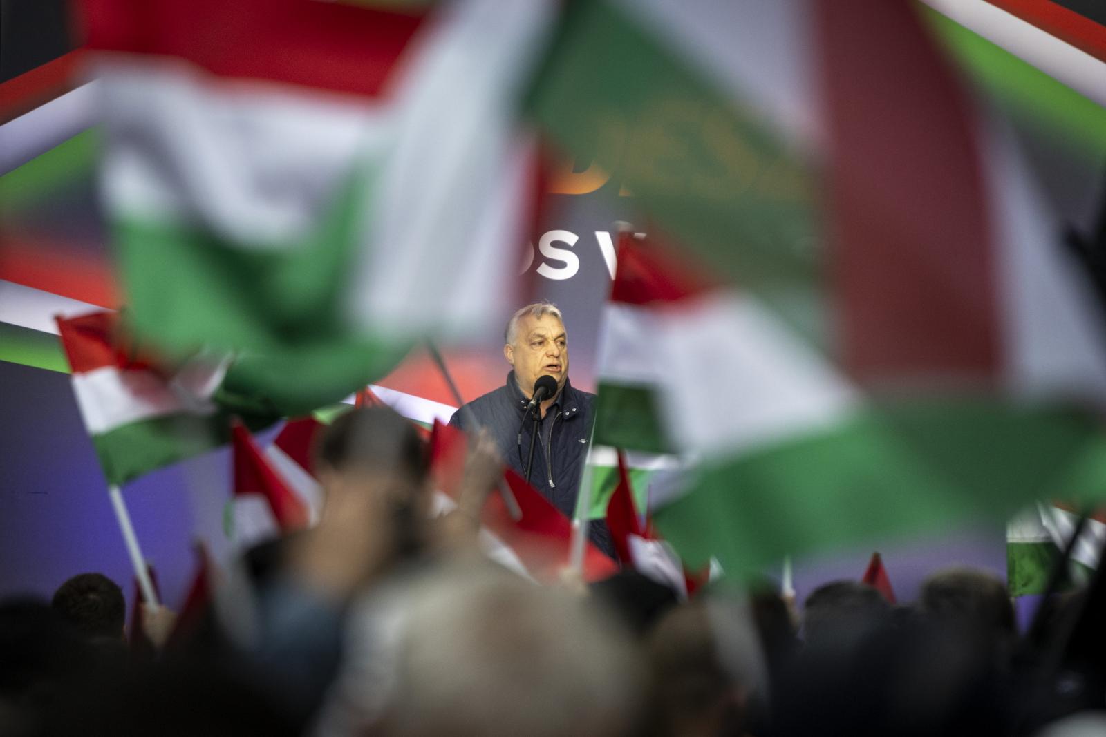 Orbán Viktor: Az ellentüntetők között sok a középiskolás korú fiatal, de a gyűlöletből mindig van visszaút