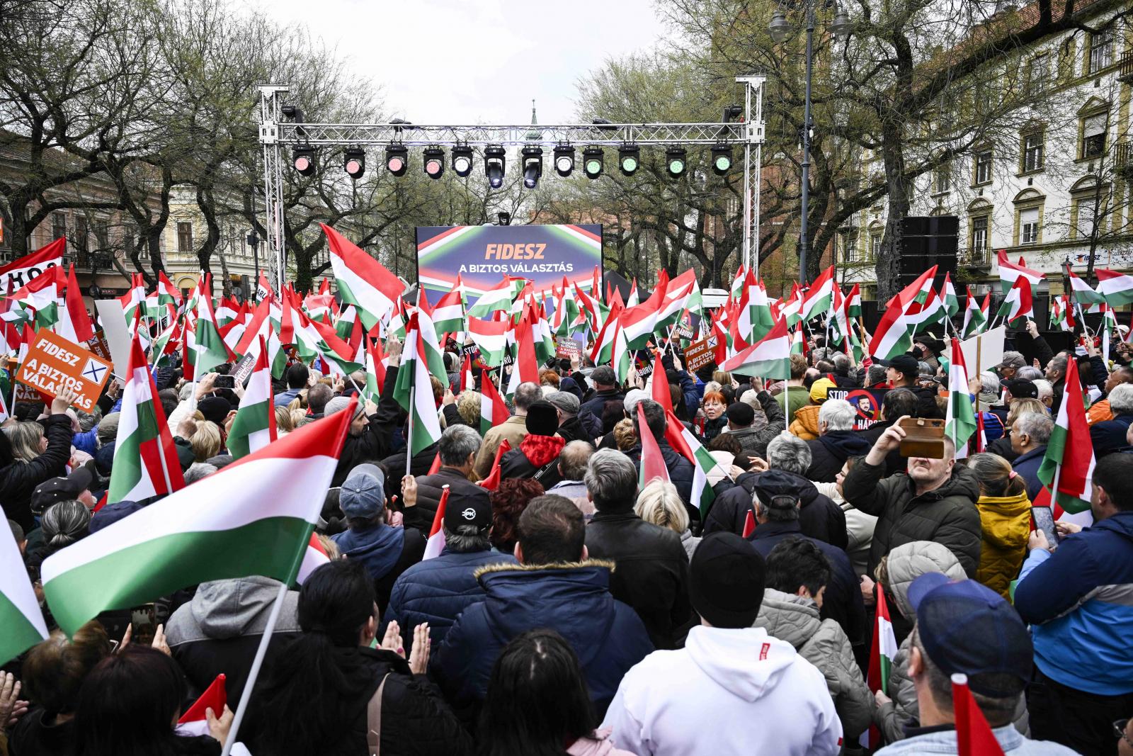 Néma diákok is tiltakoztak Orbán Viktor vasárnapi fórumán, a Fidesz-hívek beszóltak nekik, a fekete ruhát viselő férfiak rájuk szálltak