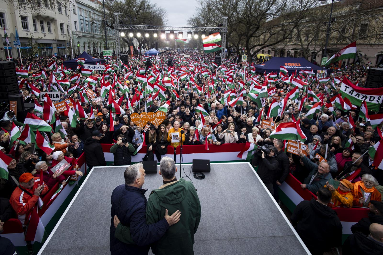Orbán Viktor az országjárásán ellentüntetőket vegzáló verőlegényekről: Minden erőszak forrása a Tisza Párt