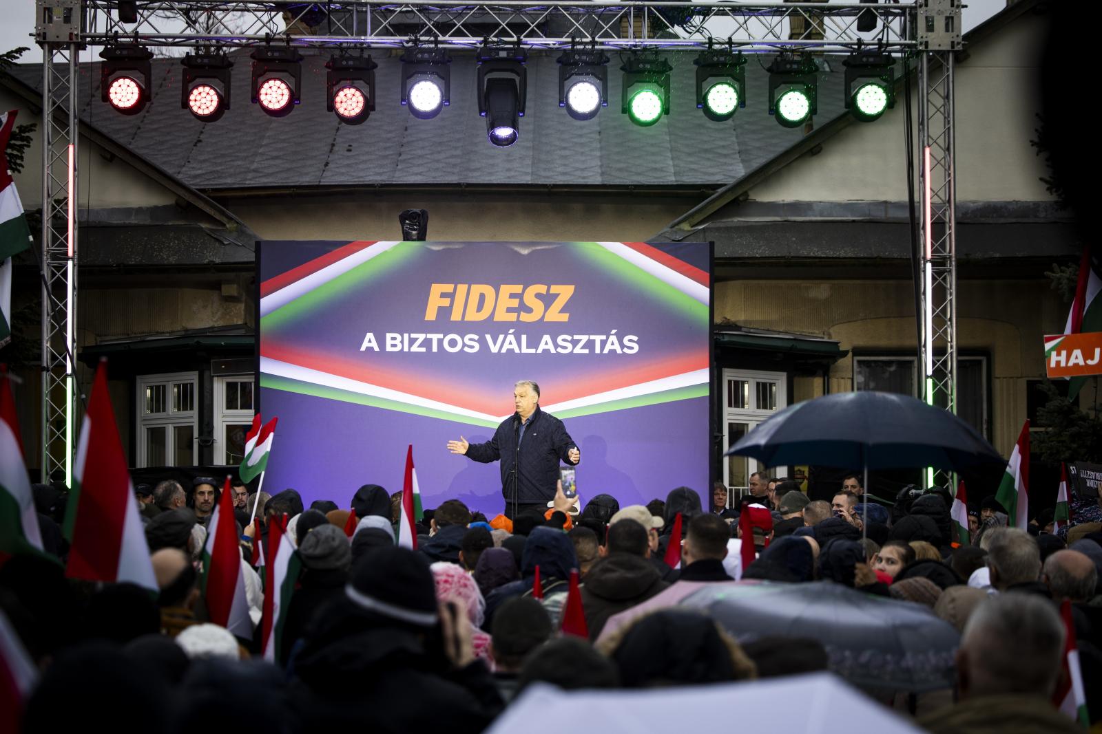 Feljelentést tettek az ellentüntetők az Orbán Viktor péceli gyűlésén őket vegzáló verőlegények miatt