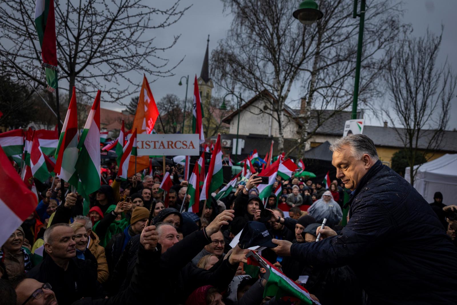 Kádár és Orbán, az ajándékosztók