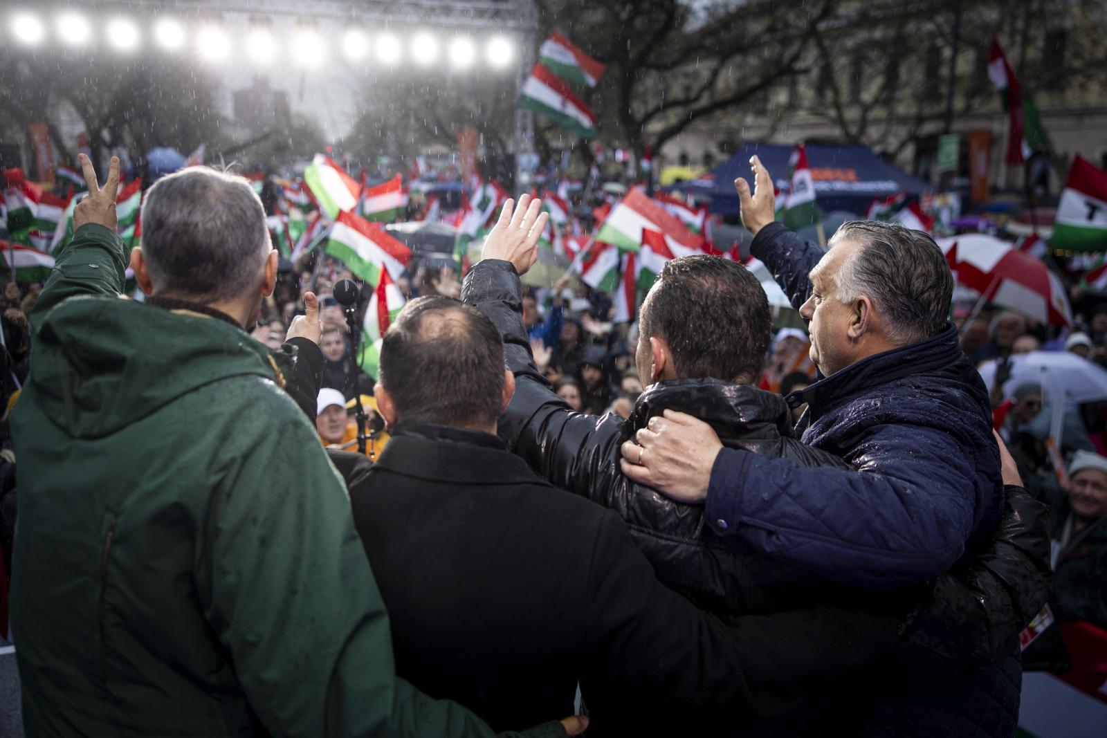 A szolnoki polgármester felszólította Orbán Viktort, hogy hagyja otthon a fekete egyenruhásait, ha a városba látogat