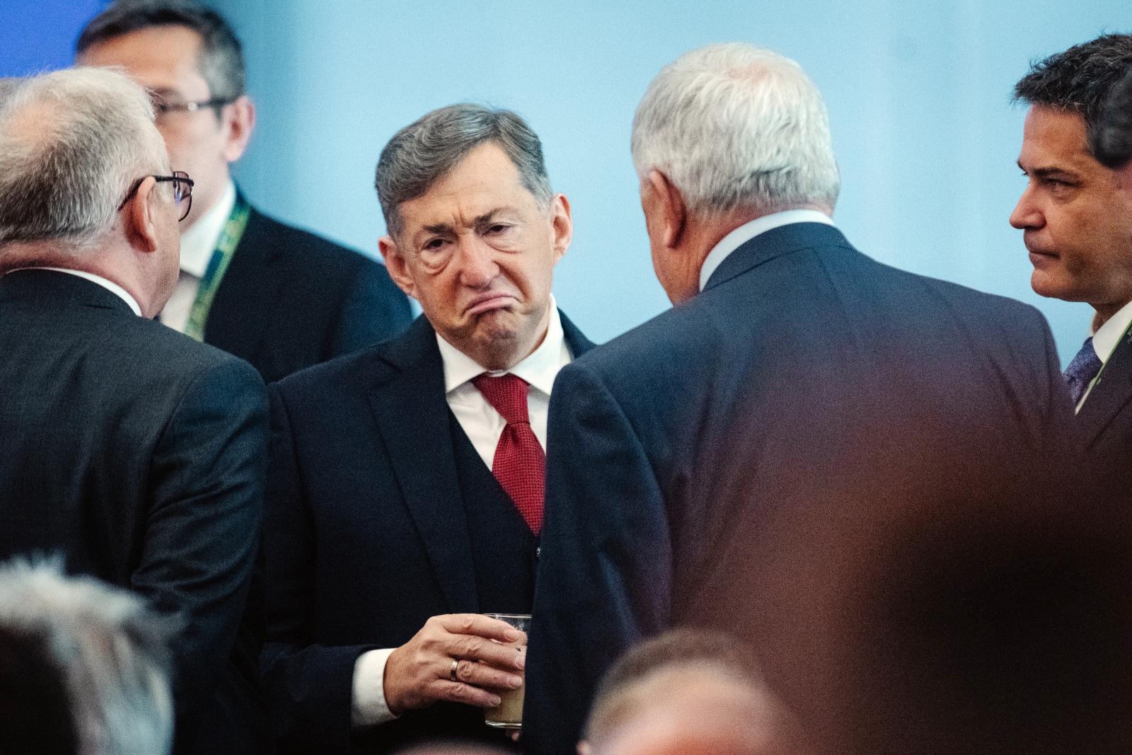 Hétfő reggel folytatódott a vérfürdő, a befektetők elkezdtek villámgyorsan szabadulni a NER-cégek részvényeitől